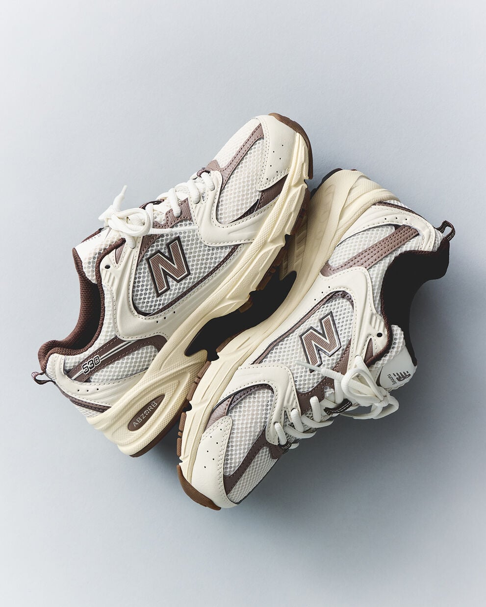 Un tas de 530 chaussures